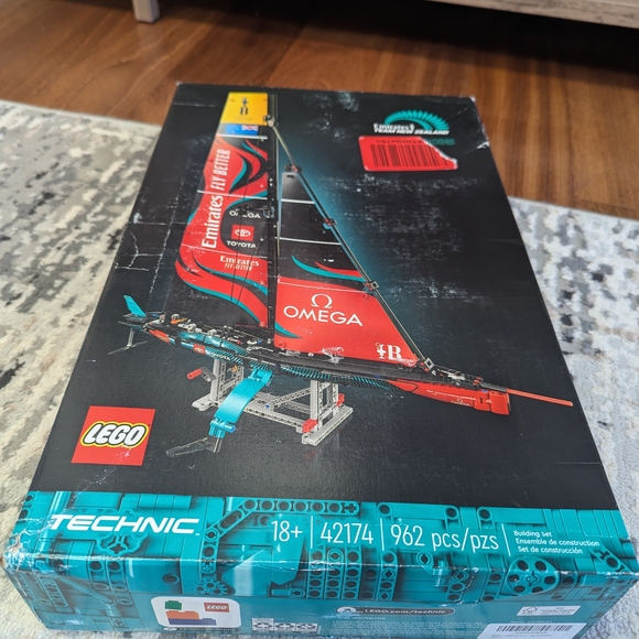 LEGO Technic Emirates Team New Zealand Yacht - Picture 3 of 3